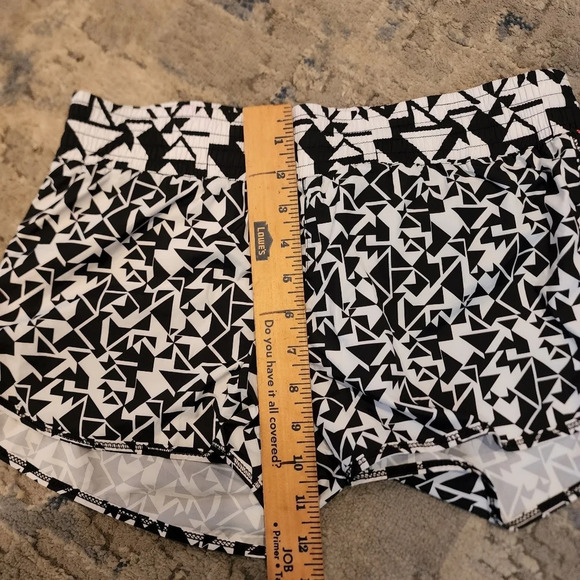 Lorna Jane running shorts. Pink side zippers. Built in shorts. Size XS. - Picture 11 of 11